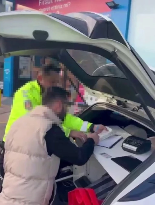 Pendik&rsquo;te abartı egzoz kullanan s&uuml;r&uuml;c&uuml;ye para cezası
