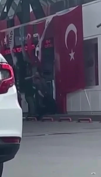 Pendik&rsquo;te annesini darp eden şahıs &ccedil;evredekilerin saldırısına uğradı

