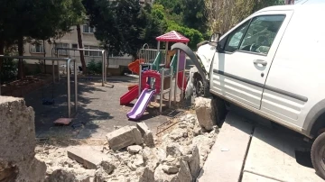 Pendik&rsquo;te ara&ccedil; site duvarına &ccedil;arptı, yıkılan duvarın par&ccedil;aları &ccedil;ocuk parkına d&uuml;şt&uuml;
