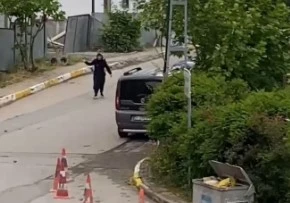 Gen&ccedil; kadın ailesine sinirlendi, hıncını mahalledeki ara&ccedil;lardan &ccedil;ıkardı