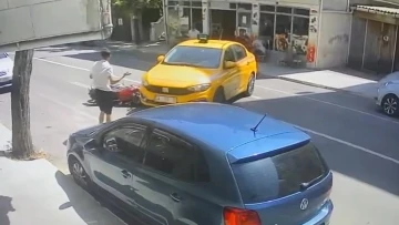 Pendik&rsquo;te kontrols&uuml;z d&ouml;n&uuml;ş yapan ticari taksi motosiklet ile &ccedil;arpıştı
