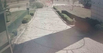 Pendik&rsquo;te lastiği patlayan itfaiye aracı devrildi: 5 yaralı
