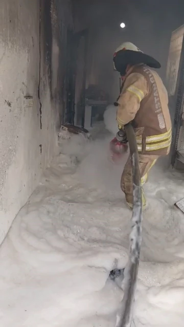 Pendik&rsquo;te pil &uuml;retim at&ouml;lyesi alev alev yandı
