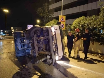 Pendik&rsquo;te sebze y&uuml;kl&uuml; kamyon devrildi: 2 yaralı
