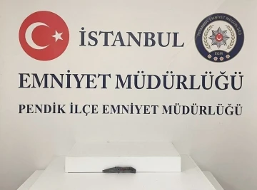 Pendik&rsquo;te yol ortasında bı&ccedil;akla tehdit savuran minib&uuml;s şof&ouml;r&uuml; yakalandı
