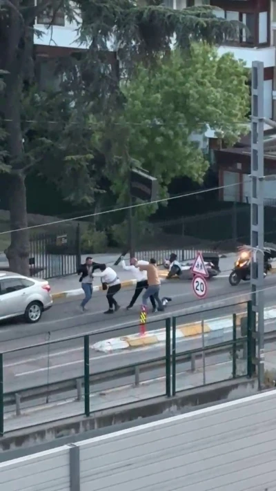 Pendik&rsquo;te yol verme kavgası: Yumruklar, kask ve bı&ccedil;ak havada u&ccedil;uştu
