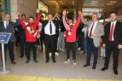 Peru&rsquo;da altın madalya kazanan gen&ccedil; halterci Ramazan Efe Yılmaz, &ccedil;i&ccedil;eklerle karşılandı
