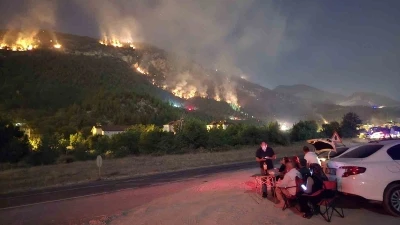 Pes dedirten g&ouml;r&uuml;nt&uuml;:  Orman yangınını kamp sandalyesine yaslanıp izlediler