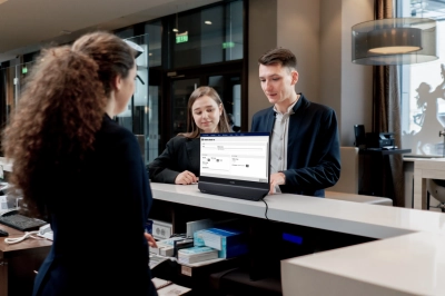 Philips&rsquo;ten yenilik&ccedil;i &ccedil;&ouml;z&uuml;m: &Ccedil;ift taraflı monit&ouml;r
