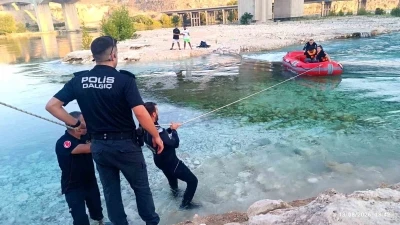 Piknik yaparken k&ouml;pr&uuml; altında mahsur kalan 6 kişi kurtarıldı