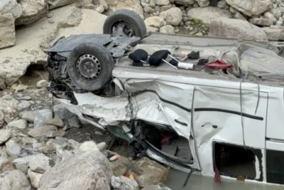 Piknikten d&ouml;nen ailenin aracı dereye u&ccedil;tu: 6 yaralı