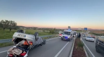 Piknikten d&ouml;nen ailenin bulunduğu otomobil takla attı: 4'&uuml; &ccedil;ocuk 7 yaralı