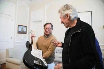 Pink Floyd&rsquo;un solisti Waters, Kolombiya Devlet Başkanı Petro ile "Filistin" bayrağı a&ccedil;tı
