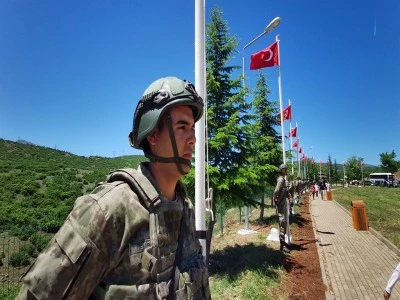 PKK'lı ter&ouml;ristlerce şehit edilen 33 asker, t&ouml;renle anıldı