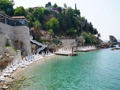 Plajdaki 1000 liralık şezlong &uuml;creti, yarıya d&uuml;ş&uuml;r&uuml;ld&uuml;