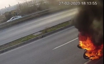 Plakasını s&ouml;kt&uuml;ğ&uuml; motosikletini yakıp gitti
