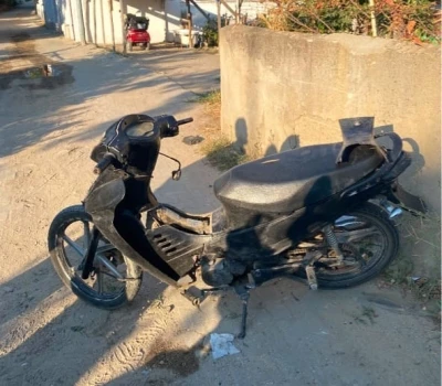 Plakasız motosikletin ehliyetsiz s&uuml;r&uuml;c&uuml;s&uuml;ne 86 bin lira ceza