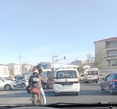 Plakayı sırtına ge&ccedil;irdi
