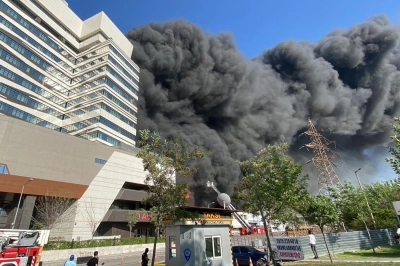 Plastik deposunda &ccedil;ıkan yangına m&uuml;dahale s&uuml;r&uuml;yor