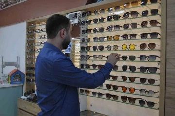 Plastik ve geri d&ouml;n&uuml;ş&uuml;m malzemelerinden yapılan imitasyon g&ouml;zl&uuml;klere dikkat
