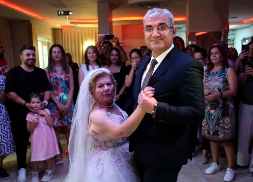 Platonik aşkına kavuşamadı, damatsız d&uuml;ğ&uuml;n yaptı
