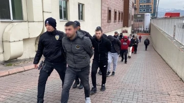 P&Ouml;H destekli operasyonda yakalanan zehir tacirleri adliyede
