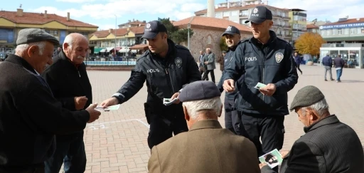 Polis, aileleri ve gen&ccedil;leri madde bağımlılığıyla ilgili bilgilendirdi
