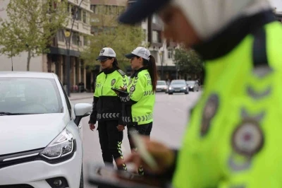 Polis anneler en &ouml;zel g&uuml;nlerinde de aşkla g&ouml;rev başında
