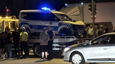 Polis aracı ile otomobil &ccedil;arpıştı: 2&rsquo;si polis 3 yaralı