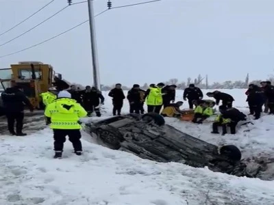 Polis aracı şarampole devrildi: 2 yaralı