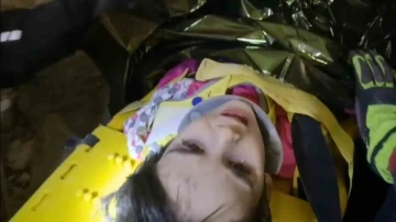 Polis baba ve 4 yaşındaki oğlunun enkazdan &ccedil;ıkarılma anı
