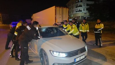 Polis bıktı; Alkoll&uuml; s&uuml;r&uuml;c&uuml; uyanmadı: İşte o g&ouml;r&uuml;nt&uuml;ler!