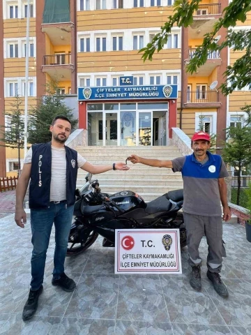 Polis &ccedil;alıntı motosikleti bulup sahibine teslim etti
