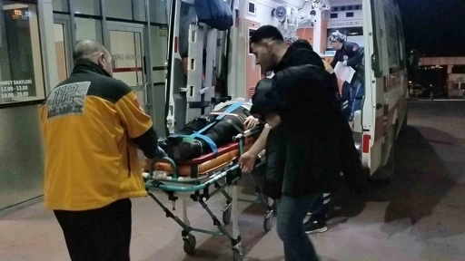 Bursa&rsquo;da otomobil &ouml;nce trakt&ouml;rle, ardından savrularak kamyonetle &ccedil;arpıştı