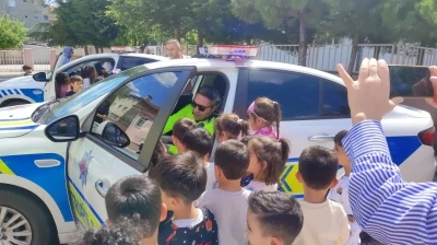 Polis ekipleri Trafik Haftası&rsquo;nı &ccedil;ocuklarla kuyladı

