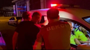 Bursa'da polis ekiplerinden ka&ccedil;an s&uuml;r&uuml;c&uuml; gece kartallarına takıldı