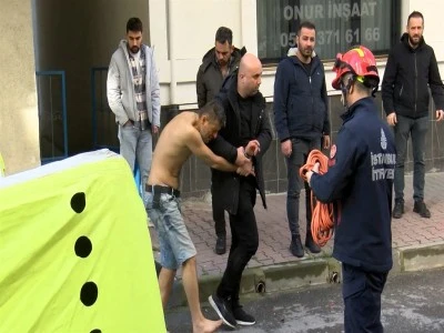 Polis geldi kendini eve kilitledi
