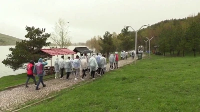 Polis gen&ccedil;lerle piknikte buluştu
