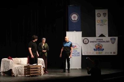 Polis ile &ouml;ğrenciler aynı sahneyi paylaştı
