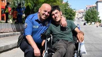 Polis memuru, para toplayıp ak&uuml;l&uuml; sandalye aldığı engelli gen&ccedil;le buluştu