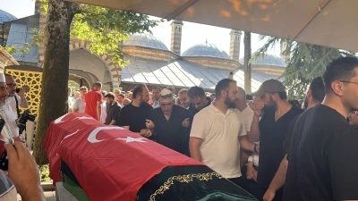 Polis memurunun kazada &ouml;len eşi, bebeği ve baldızı toprağa verildi