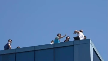 Polis, &ouml;l&uuml;m&uuml;n kıyısından b&ouml;yle &ccedil;ekip aldı
