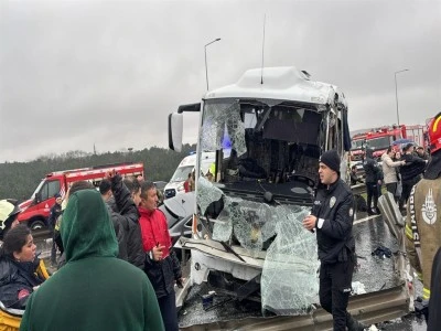 Kuzey Marmara Otoyolu&rsquo;nda polis servis minib&uuml;s&uuml; kaza yaptı: 30 yaralı