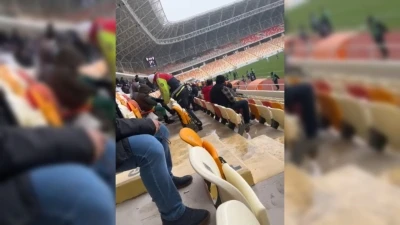 Polis, &uuml;ş&uuml;yen &ccedil;ocuğa &ccedil;orabını &ccedil;ıkarıp verdi; o anlar kamerada