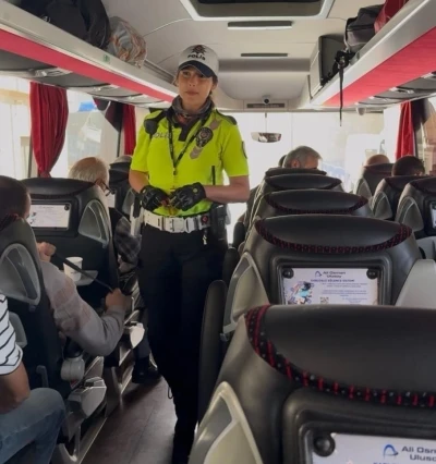 Polis vatandaşlara g&uuml;venli yolculuğu anlattı
