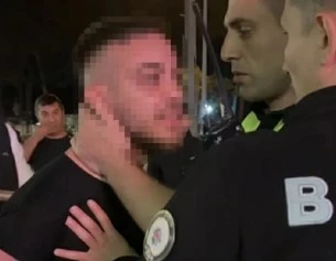 Polise hakaret eden alkoll&uuml; s&uuml;r&uuml;c&uuml; 