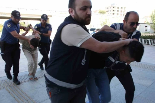 Polise silahlı saldırının zanlıları adliyeye &ccedil;ıkarıldı
