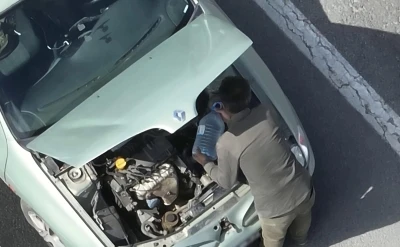 Polisi g&ouml;r&uuml;nce arıza yaptığı gerek&ccedil;esiyle aracını emniyet şeridine &ccedil;ekti, ehliyetsiz &ccedil;ıktı