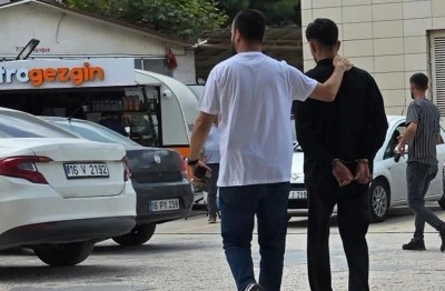Polisin 50 kilometre takip ettiği otomobilden 20 bin sentetik ecza ele ge&ccedil;irildi