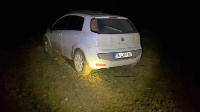 Polisin dur ihtarına uymadı, &ccedil;amura saplanınca yaya olarak ka&ccedil;tı